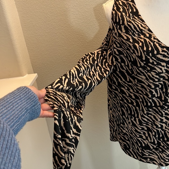 5/48 Blouse. Open at shoulders - Picture 2 of 4